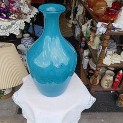  GORGEOUS LOOKING  BLUE  BLOWN  GLASS  VASE  16 INCHES TALL  PERFECT CONDITION 