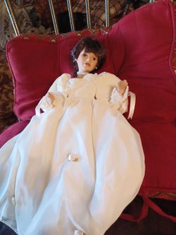 Avon vintage 2000 Doll