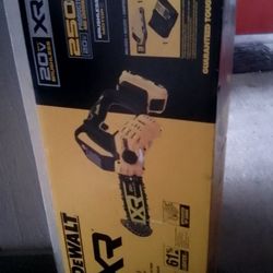 DeWalt Xr 8" Chainsaw With Battery And Charger 