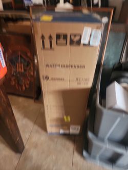 Water dispenser bottom loaded one