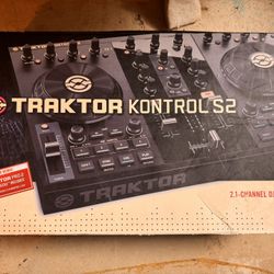 DJ Mixer - Traktor Kontrol S2 - DJ Controller