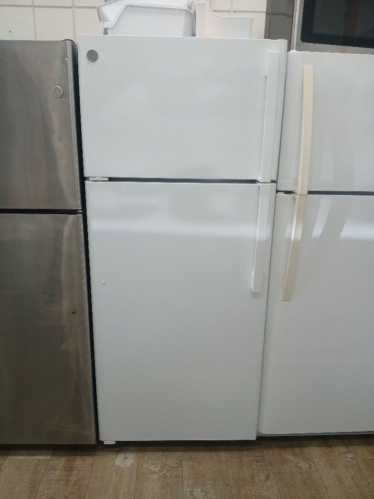 GE 18"cuft 28"wide Refrigerator In Excellent Condition