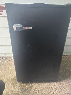 Kismile 2.3 Cu. Ft Black Upright Freezer