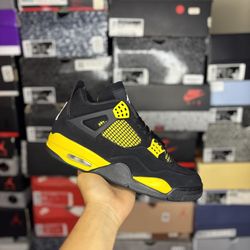 Jordan 4 “Thunder” Size 9M