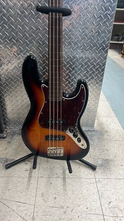 Fender Squier 4 Classic ‘60s Fretless Jazz Bass Guitar
