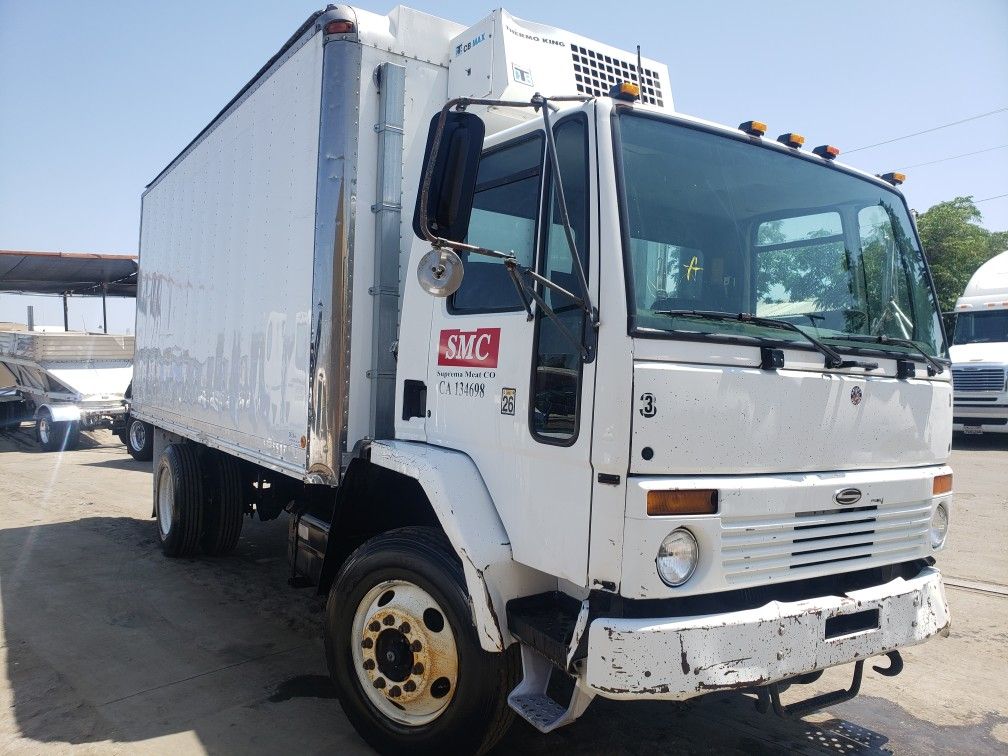1999 sterling Cummins 5.9 automatico caja 18 pies termica trabaja muy bien buenas condiciones 4800 obo