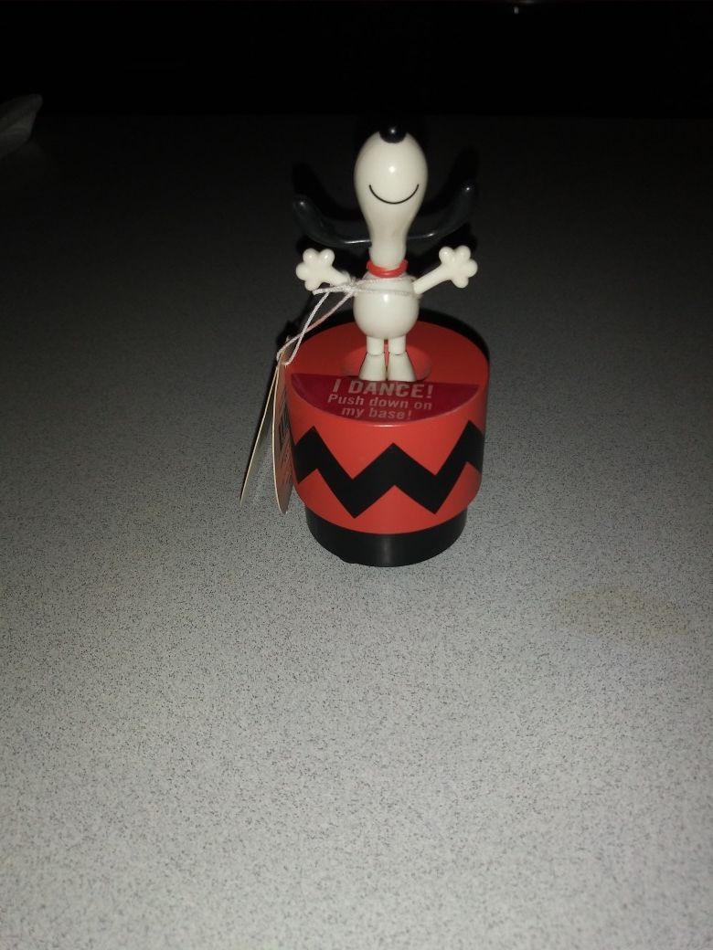 DANCING SNOOPY WITH PEANUTS MUSIC FROM HALLMARK NEW WITH TAGS