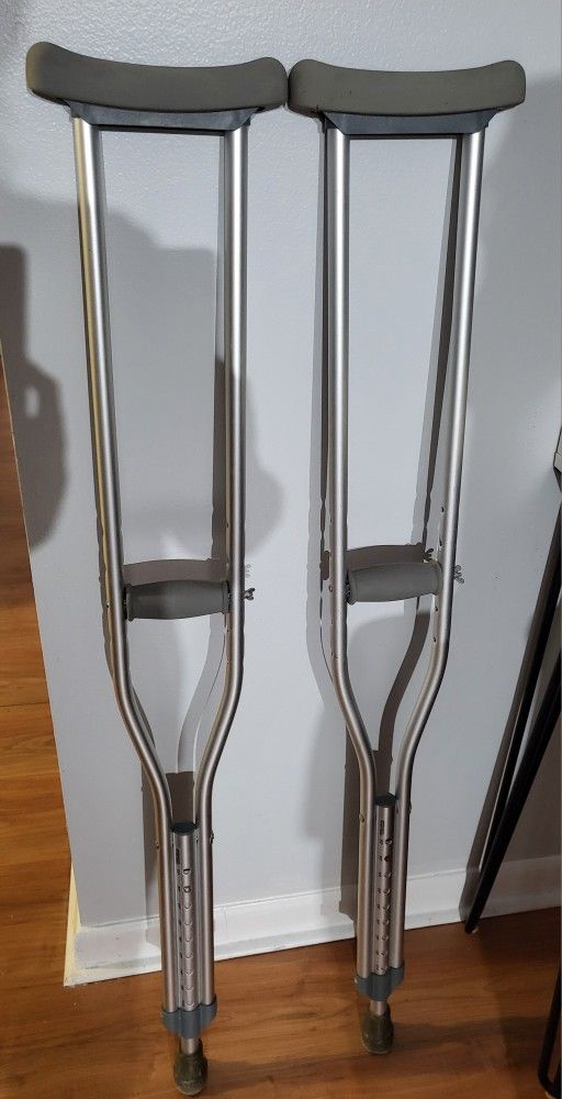 Aluminum underarm crutches. Lightweight and adjustable height.