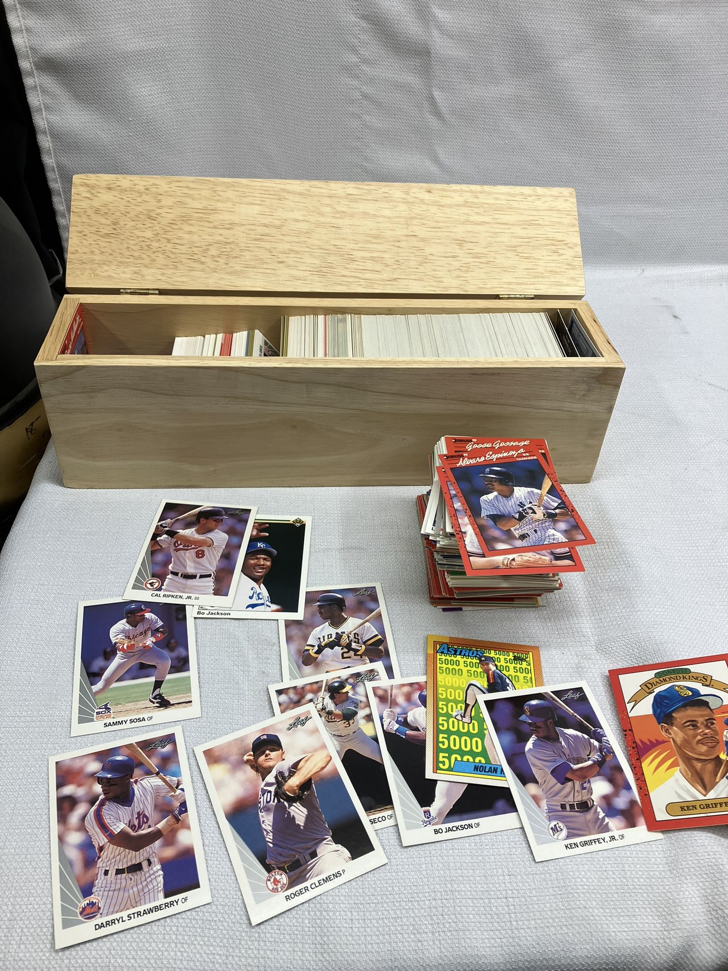 Lot Of A Few Hundred Vintage Baseball And Hockey Cards With Big Names 