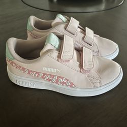 Girls Pumas Shoes Size 13.5 Kids