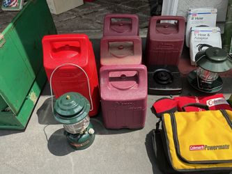 Coleman lanterns 4 of them like new propane and 1 gas lantern  all duel mantles and all have carry cases