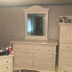 Dresser With Mirror