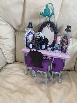 Ever After High Destiny Vanity Set & Raven Queen Doll 1st Chapter