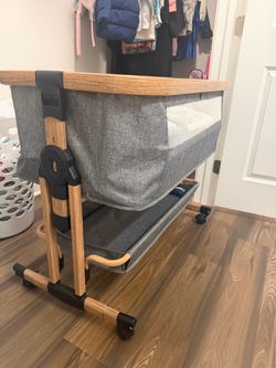 Baby Bassinet with Storage Shelf and Wheels