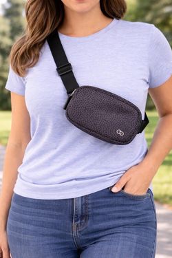CALIA, Carrie Underwood, Sling Bag, Belt Bag, Cangurera, Crossbody, Bolsa deportiva, Athleisure, Accesorio para mujer, Negro, Viaje, Bolso pequeño