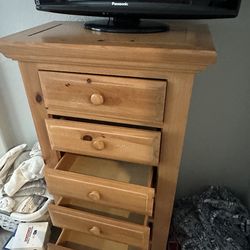 Complete matching bedroom set, two nightstands (31x31x18), dresser (52x24x17), dresser (47x36x18), and headboard (King)