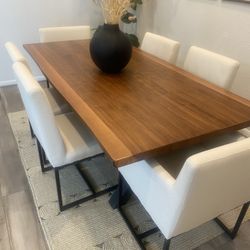 Table with six seats, very new.