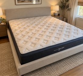 Helix Luxe "Twilight" King Mattress - Like New Condition