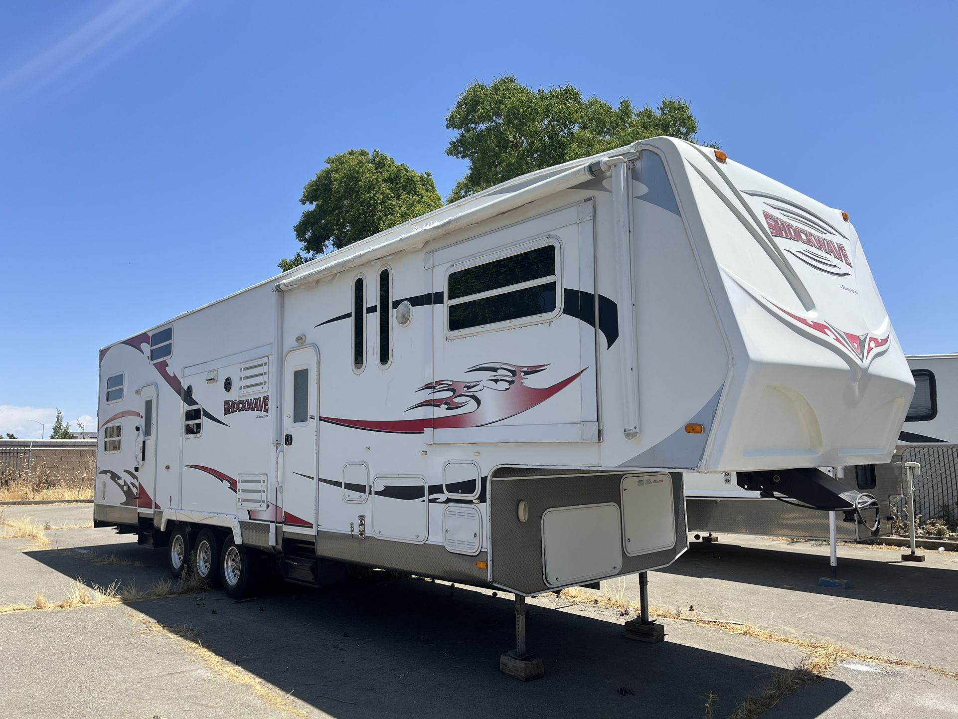 2009 Shockwave Toy Hauler