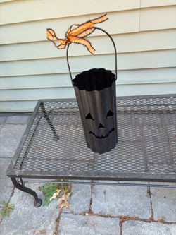 Black Metal 12”H pumpkin light holder w:handle new cond