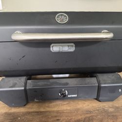 Portable charcoal grill