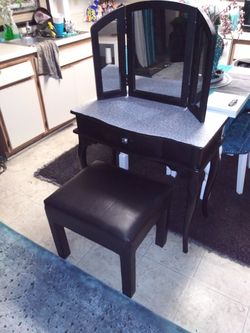 Vanity desk