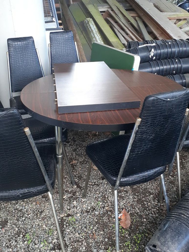 Kitchen Table w/ Leaf & 6 Chairs
