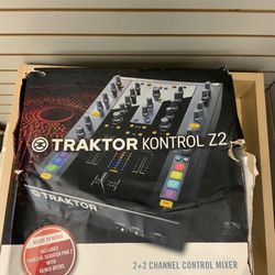 TRAKTOR KONTROL Z2 Mixer (by Native Instruments) w/ dvs vinyl and decksaver lid