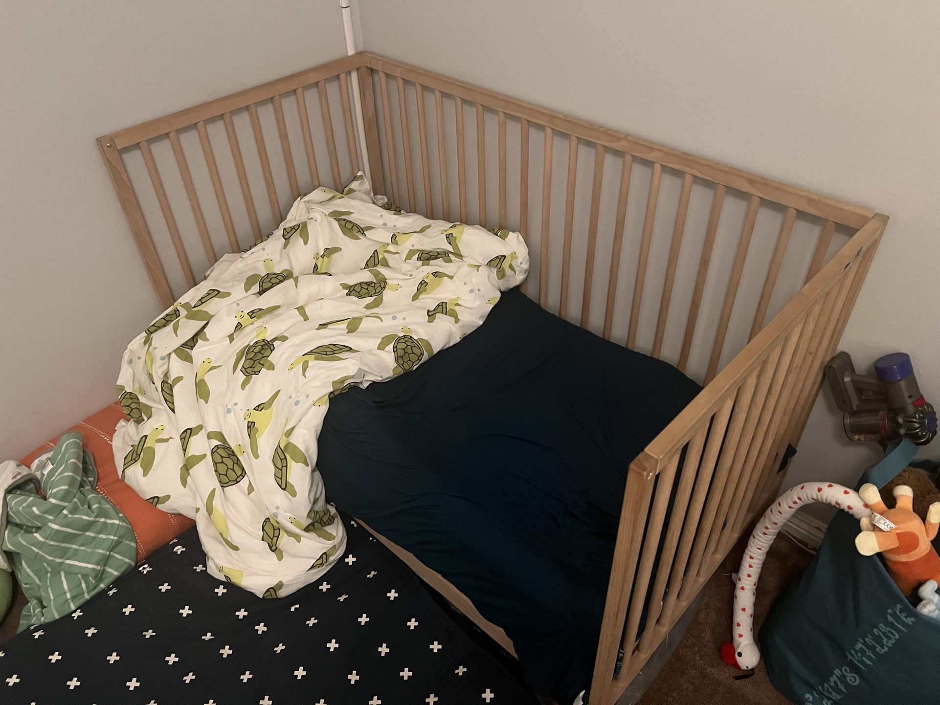 IKEA Sniglar Crib with Colgate Mattress and Quickzip Sheets