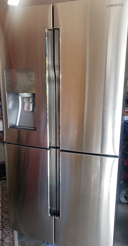 Samsung refrigerator for parts or repair RF28K9070SR
