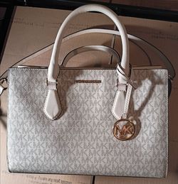Michael Kors Sheila Medium Satchel 00790 + Matching Heart Wallet ❤️