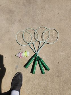 4 badminton rackets + 6 shuttlecocks