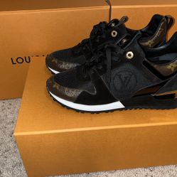 🌹 Louis Vuitton Sneakers 🌹 (39 1/2)