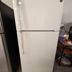 GE 28” TOP AND BOTTOM REFRIGERATOR 