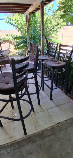Metal Bar Stools with Cushioned Seats – Set