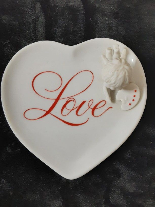 1984 AVON Cupid Figure LOVE White Porcelain Heart Shaped Valentine Trinket Candy Dish