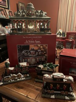 St Nicholas Square Train Station and Train Set