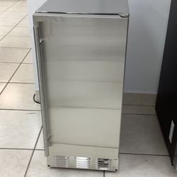 Hielera- automatic outdoor icemaker new in box BRAMA SS
