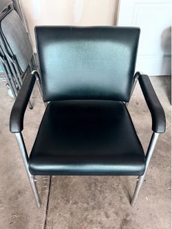 Reclining leather chair / shampoo chair