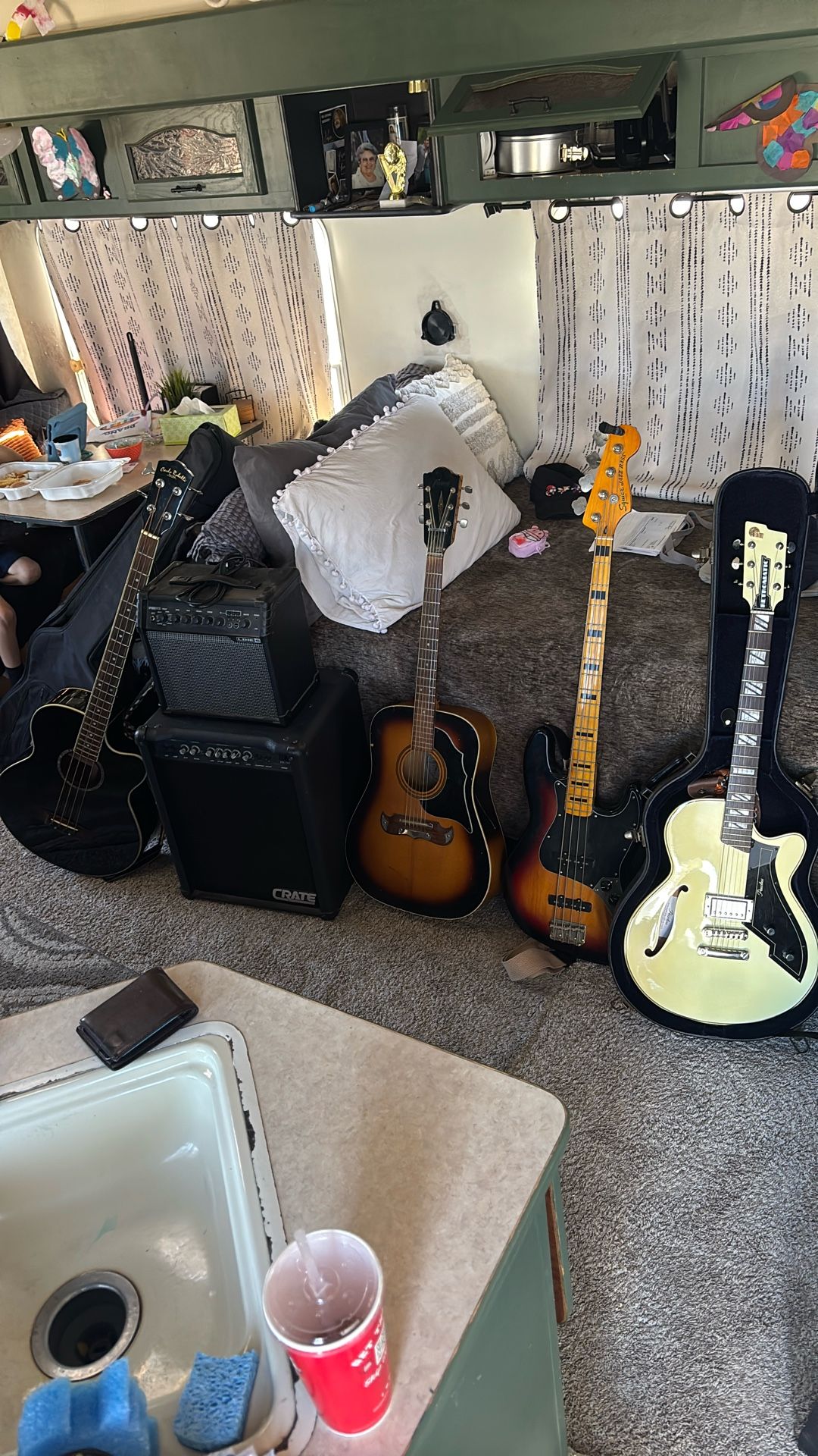 $850 4Guitars 2cases 2Amps