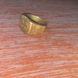18k Stamped 13.9 Gram Poker Themed Ring 