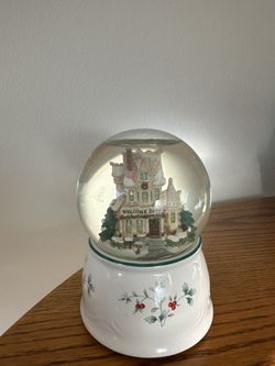 2000 Pfaltzgraff Winterberry Musical Snow Globe I'll Be Home For Christmas 