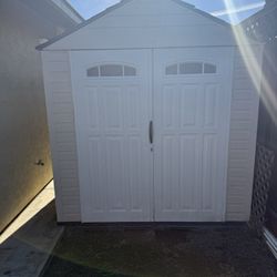 Rubbermaid 7-ft x 7-ft Roughneck Gable Resin Storage Shed 