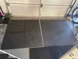 2 sets of interlocking foam gym mats