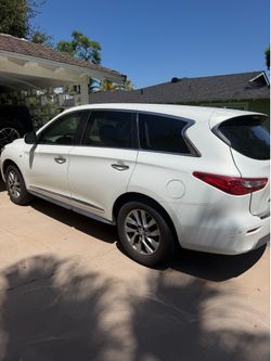 White Infinity car 2014 QX60