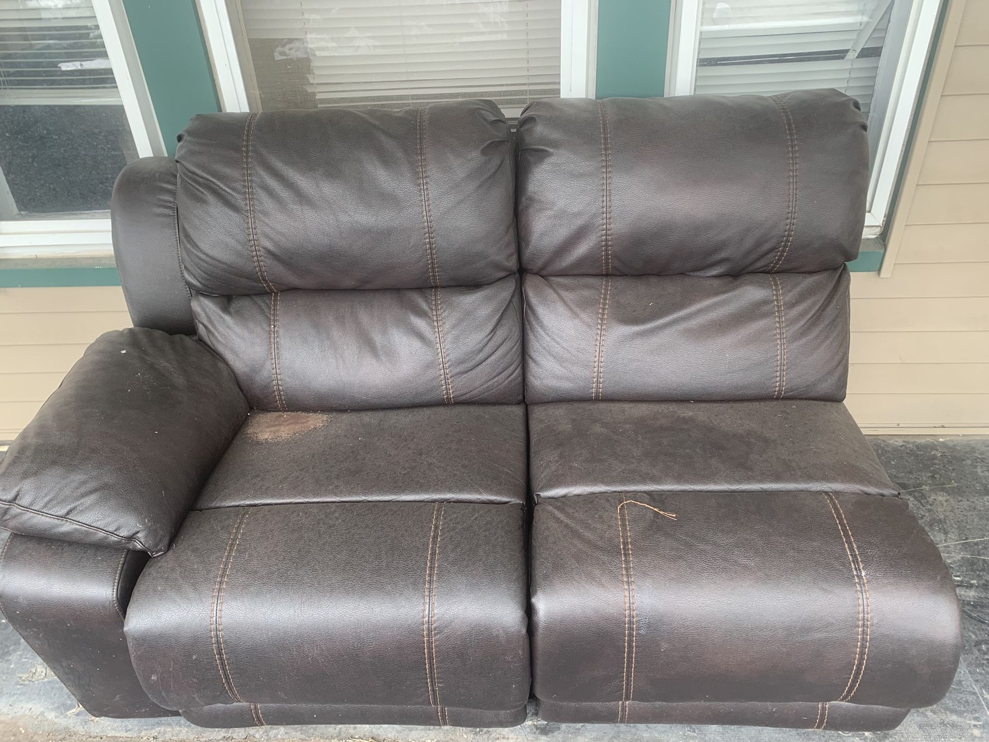 ADJUSTABLE FUTON COUCH