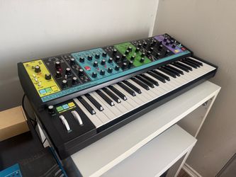 Synthesizer Moog Matriarch