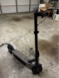 Semi Nuevo scooter trabaja todo bien