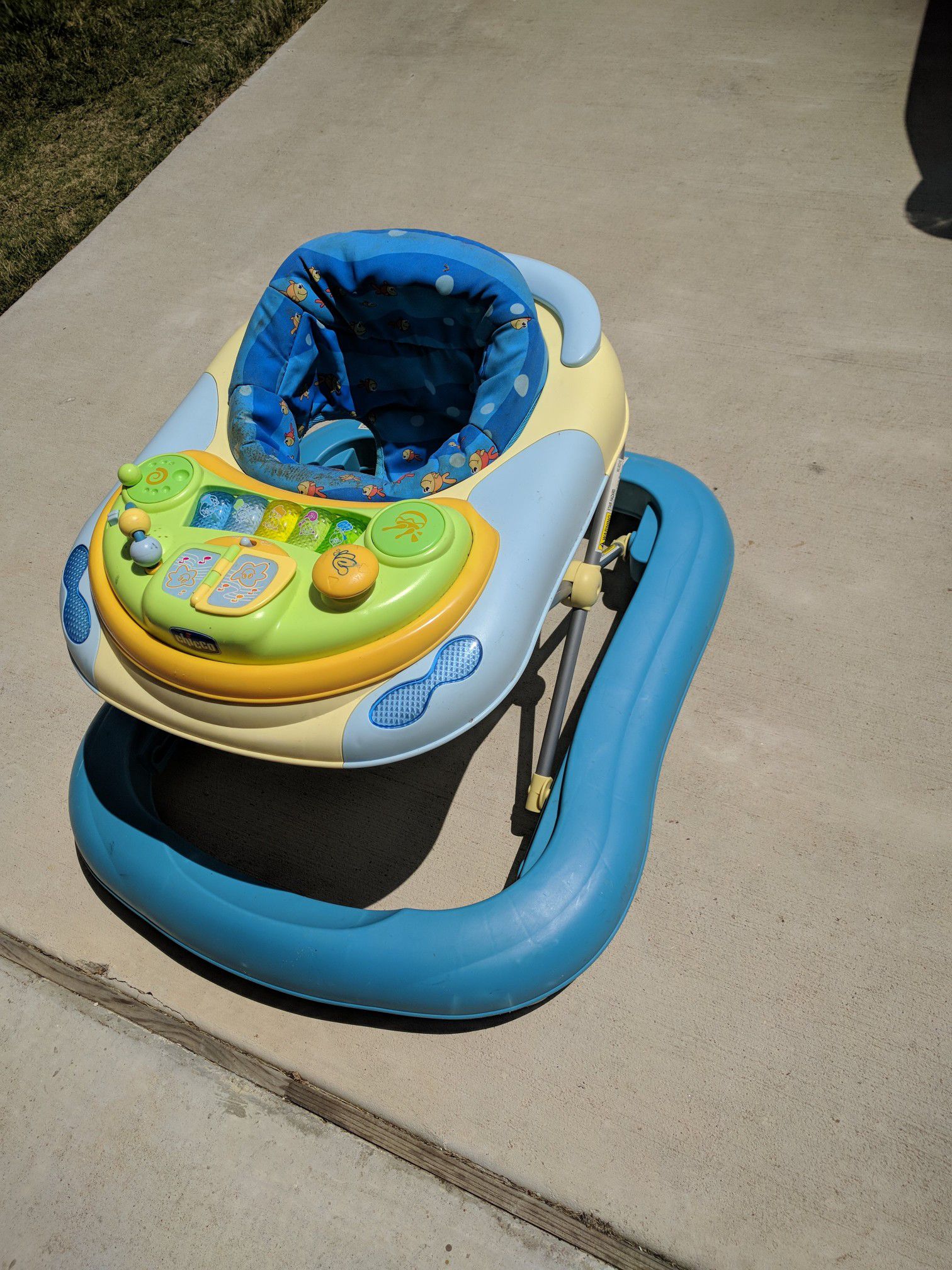Baby walker with removable play tray