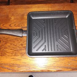 SKK 9.5" x 9.5" Titanium 2000 Ridged Grill Pan with Fixed Handle